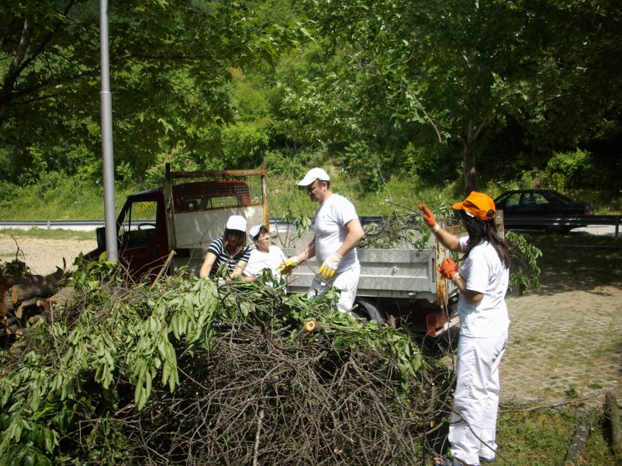 Пролетно почистване на крайградския парк Ксилифор