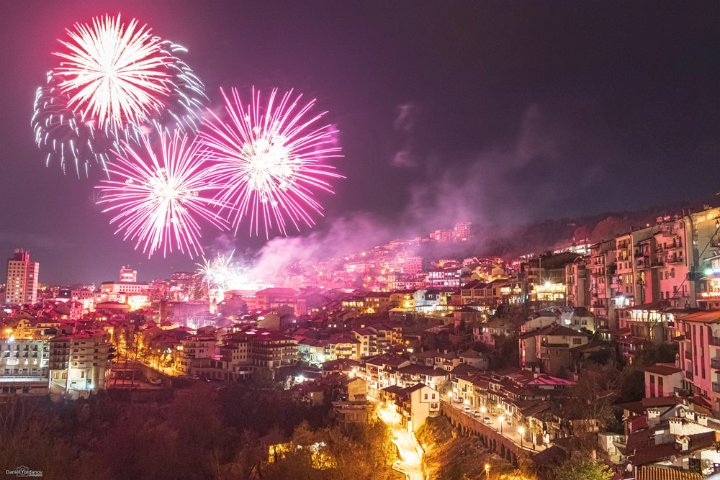 Великотърновският фотоклуб с дарение за инициативата на коледния благотворителен бал