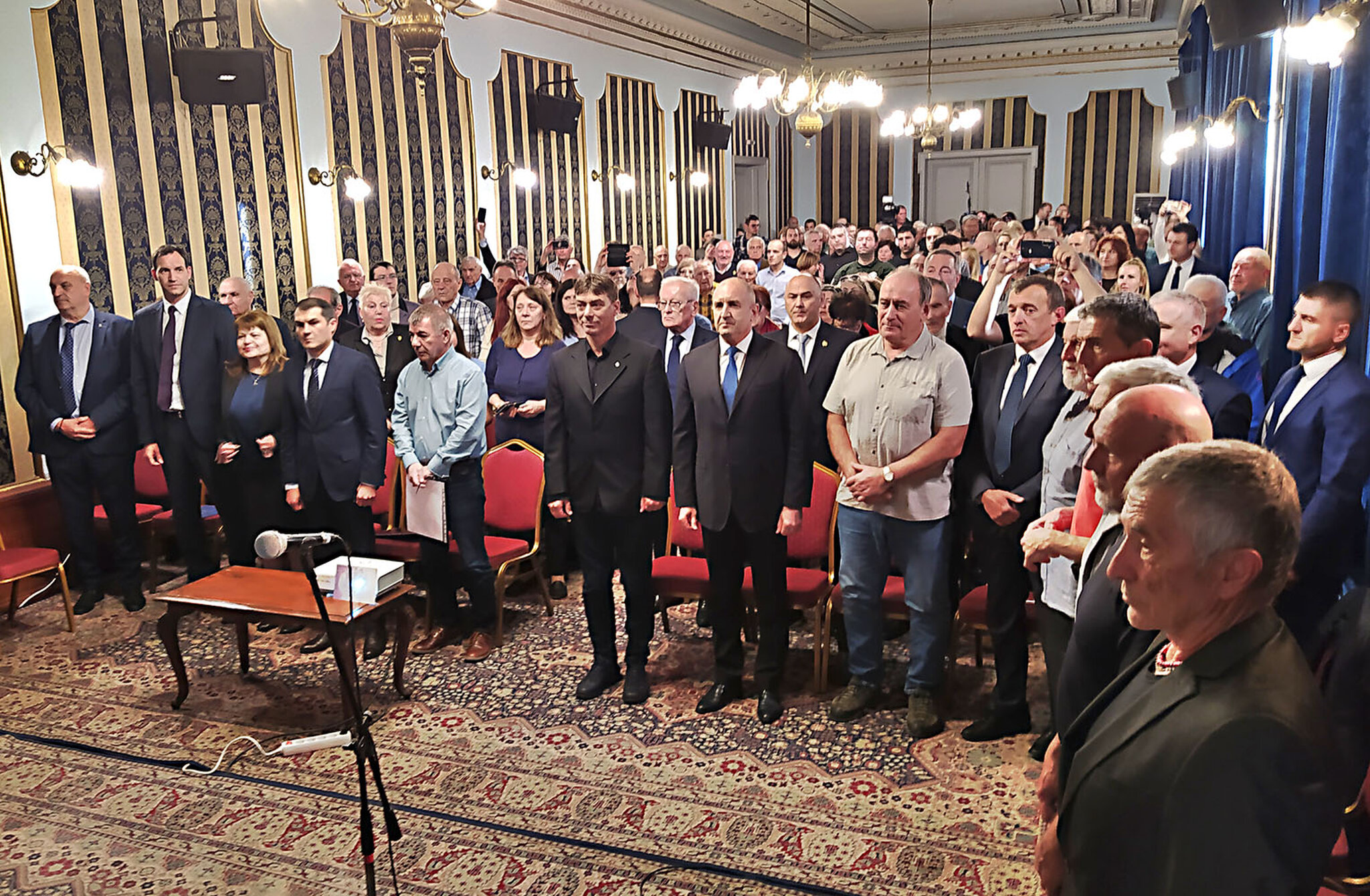 ПРЕЗИДЕНТЪТ РУМЕН РАДЕВ ВРЪЧИ ПОЧЕТЕН ЗНАК НА АЛПИНИСТИ ОТ ЕКСПЕДИЦИЯ „ЕВЕРЕСТ 1984”