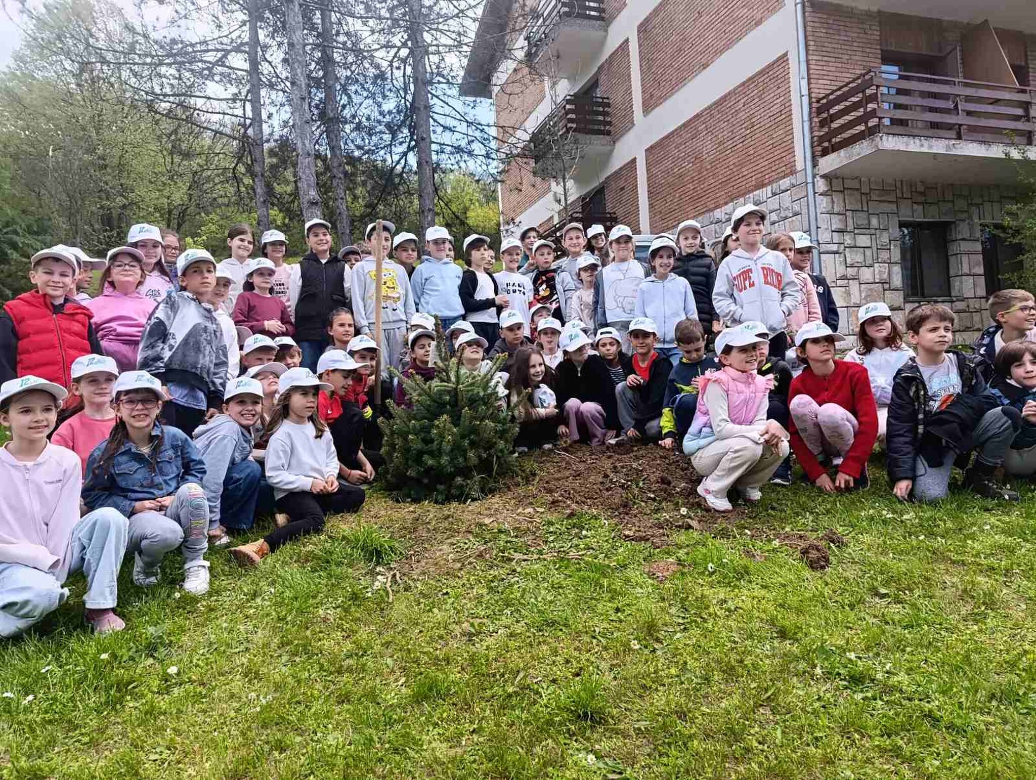 Млади природозащитници от София оставиха своята "зелена следа" в парк Ксилифор