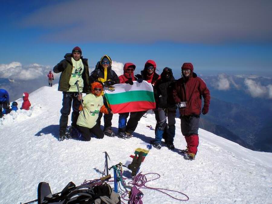 Алпинисти покориха Монблан и отбелязаха 50-годишнината от създаването на Алпийски клуб "Трапезица 1957" - Велико Търново