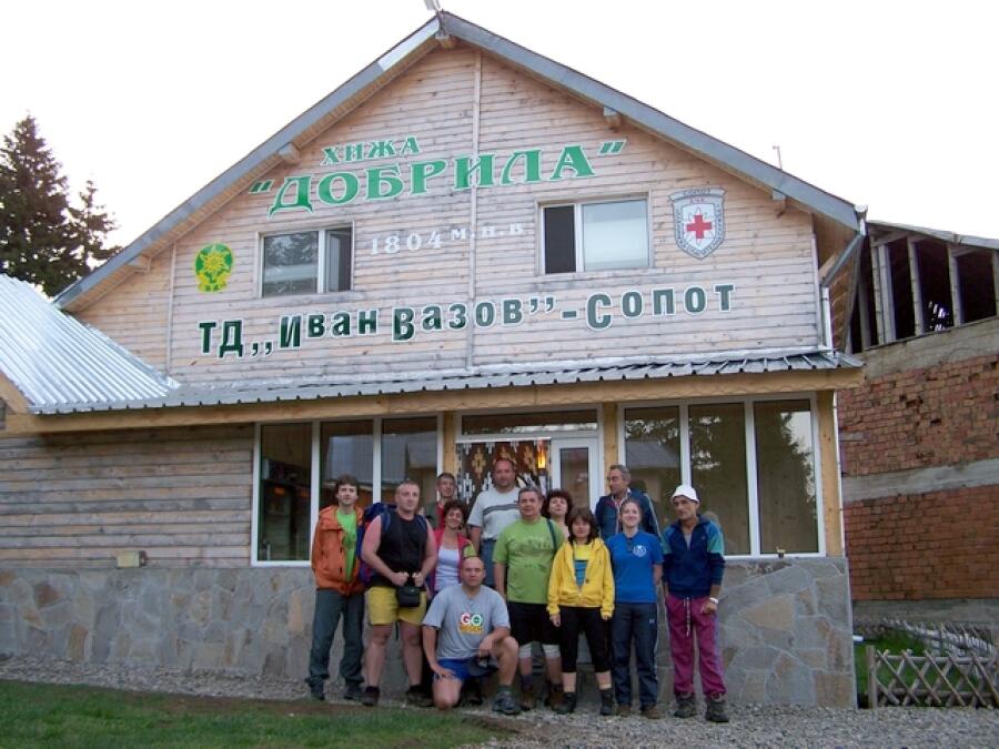 Клубът по пешеходен туризъм на поход до Беклемето и хижа "Рай"
