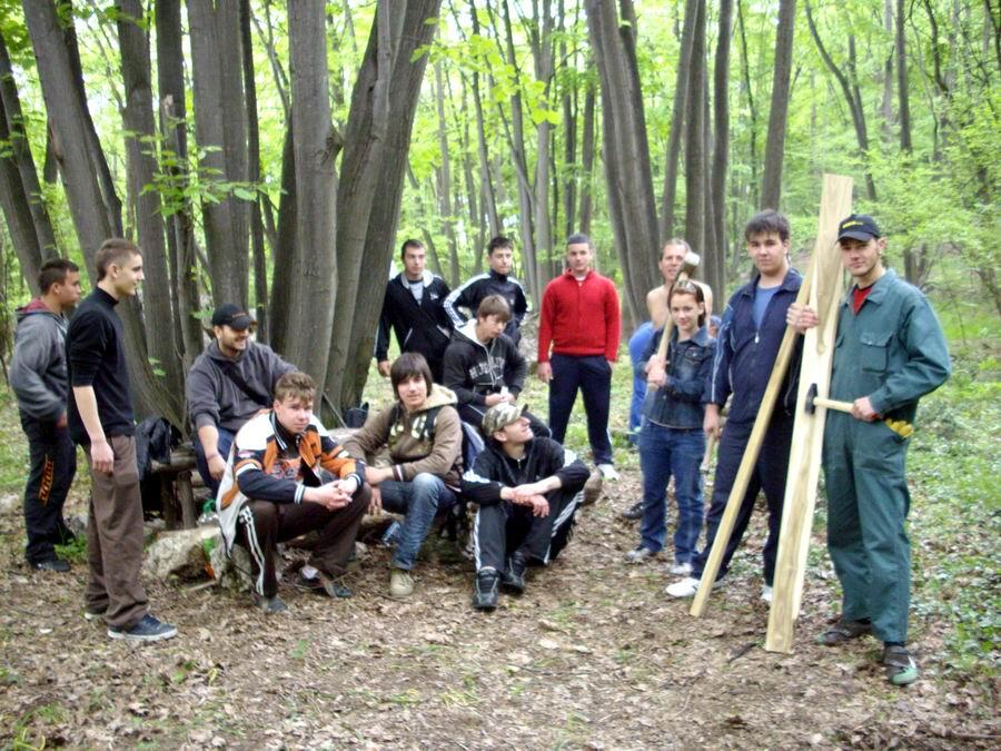 Ученическият клуб по туризъм „Здравец“ при ПГСАГ „А. С. Попов“ участва във възстановяването на кътове за отдих по екомаршрути в региона