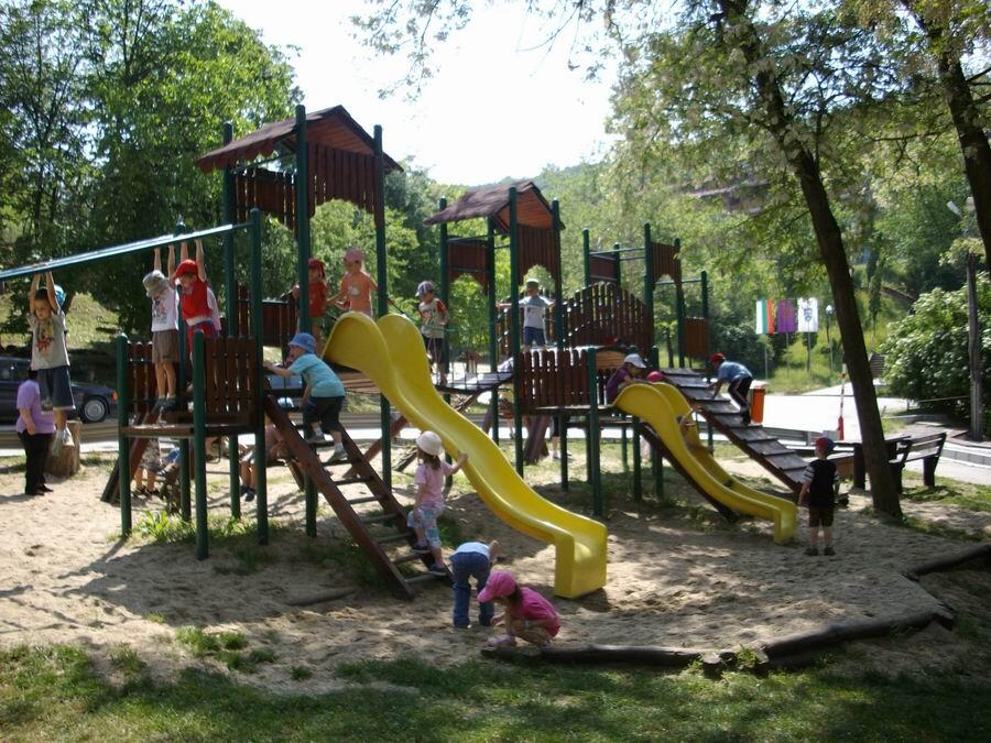 Пролетно почистване на крайградския парк Ксилифор