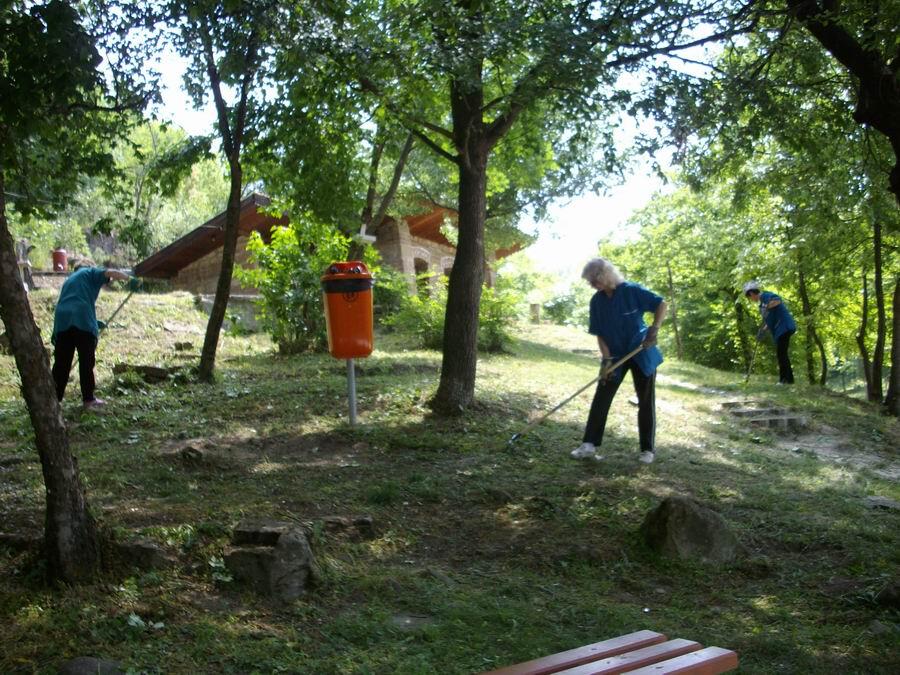 Пролетно почистване на крайградския парк Ксилифор