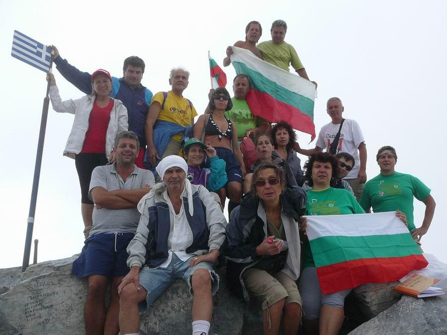 Туристи от клуба по пешеходен туризъм изкачиха връх Митикас
