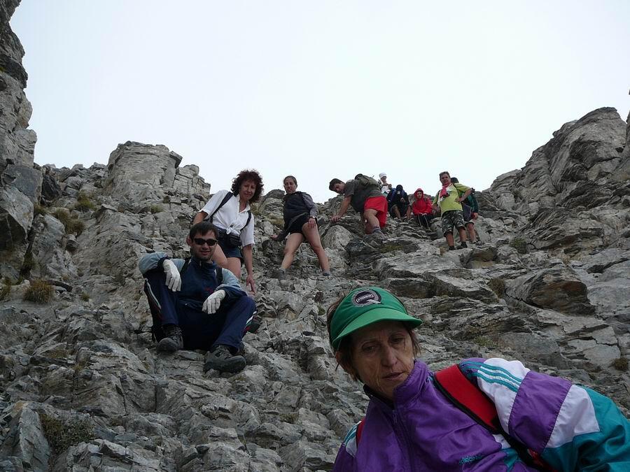 Туристи от клуба по пешеходен туризъм изкачиха връх Митикас