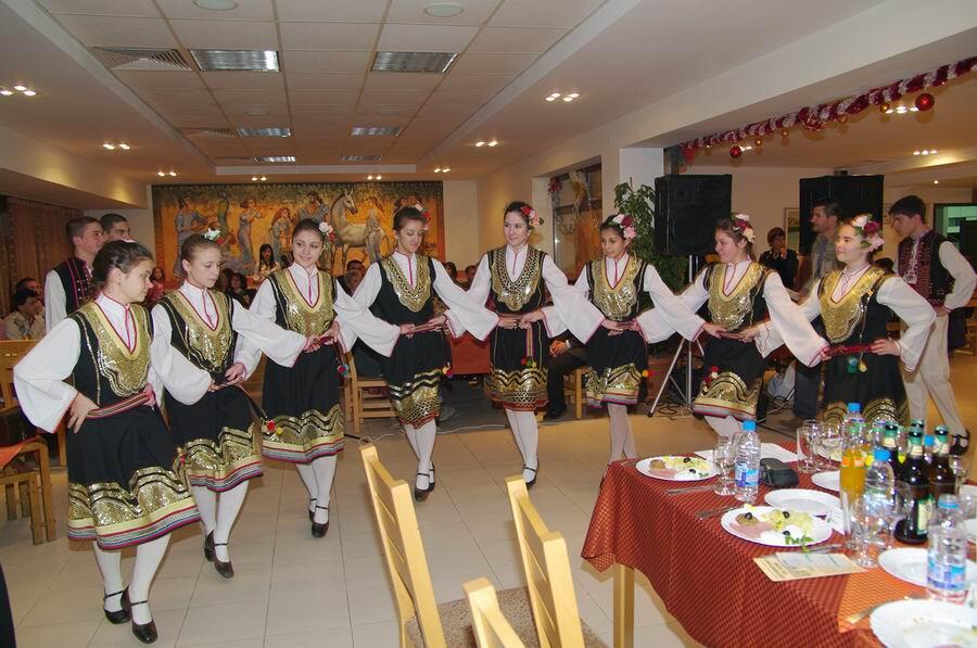 Коледен благотворителен бал