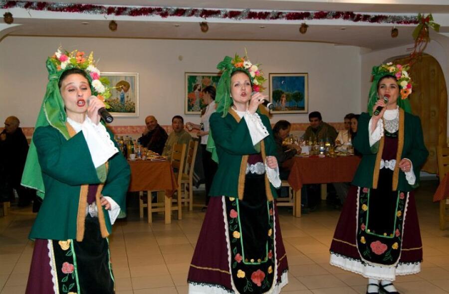 Коледен благотворителен бал