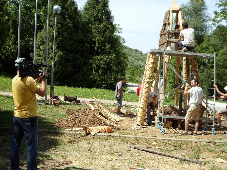 Баба Яга кани всички на нова къща в Ксилифор