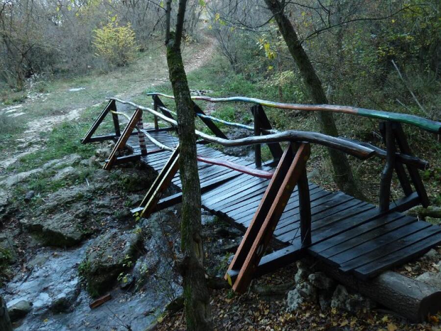 Доброволци почистиха кътове за отдих и мостове по екопътеките