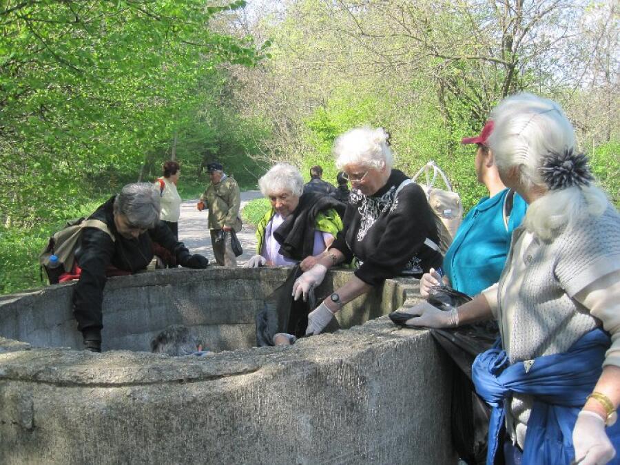 Туристи ветерани участваха в пролетното почистване на Ксилифор