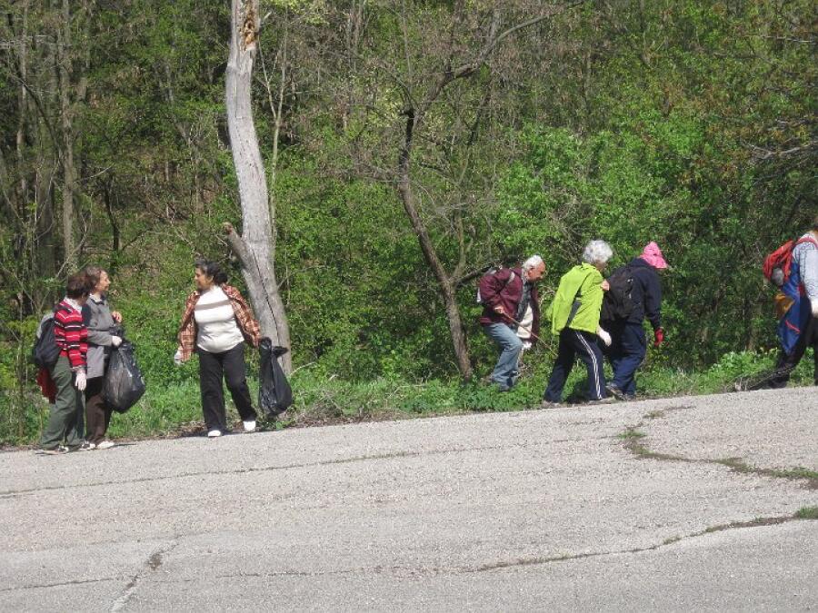 Туристи ветерани участваха в пролетното почистване на Ксилифор