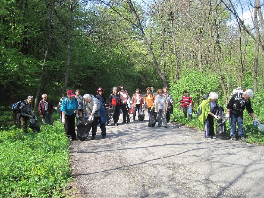Туристи ветерани участваха в пролетното почистване на Ксилифор