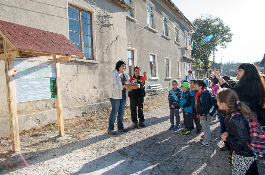 ТД „Трапезица 1902“ дари две информационни табели на селата Присово и Буковец