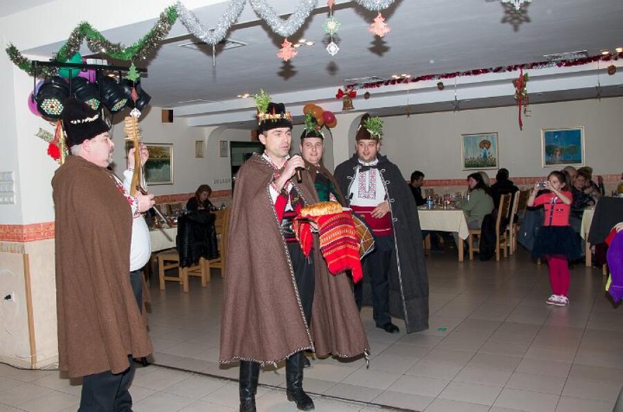 2470 лв. е общата сума, събрана на Коледния благотворителен бал