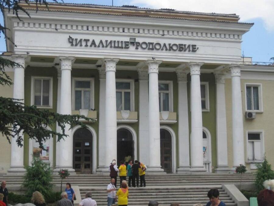 Плакети, грамоти и фотоалбуми получиха двата туристически хора на дружеството на песенния празник в Асеновяград