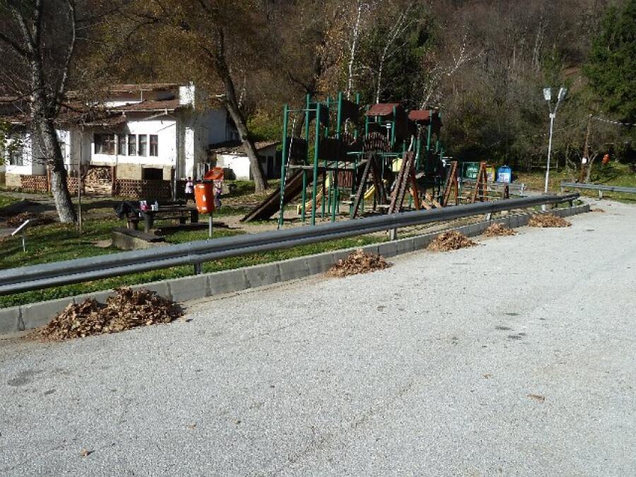 Есенно почистване на пътеките в парк Ксилифор