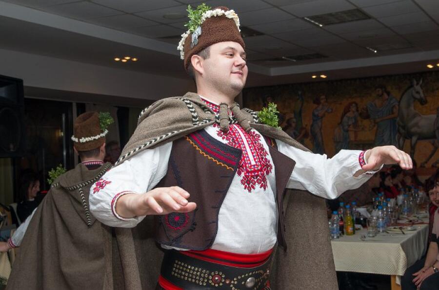 Коледен благотворителен бал