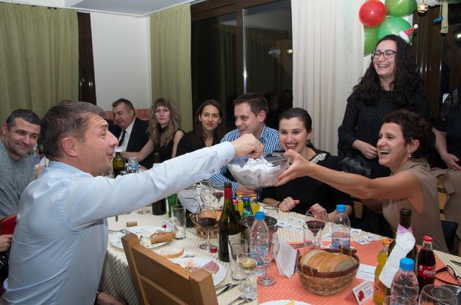Коледен благотворителен бал