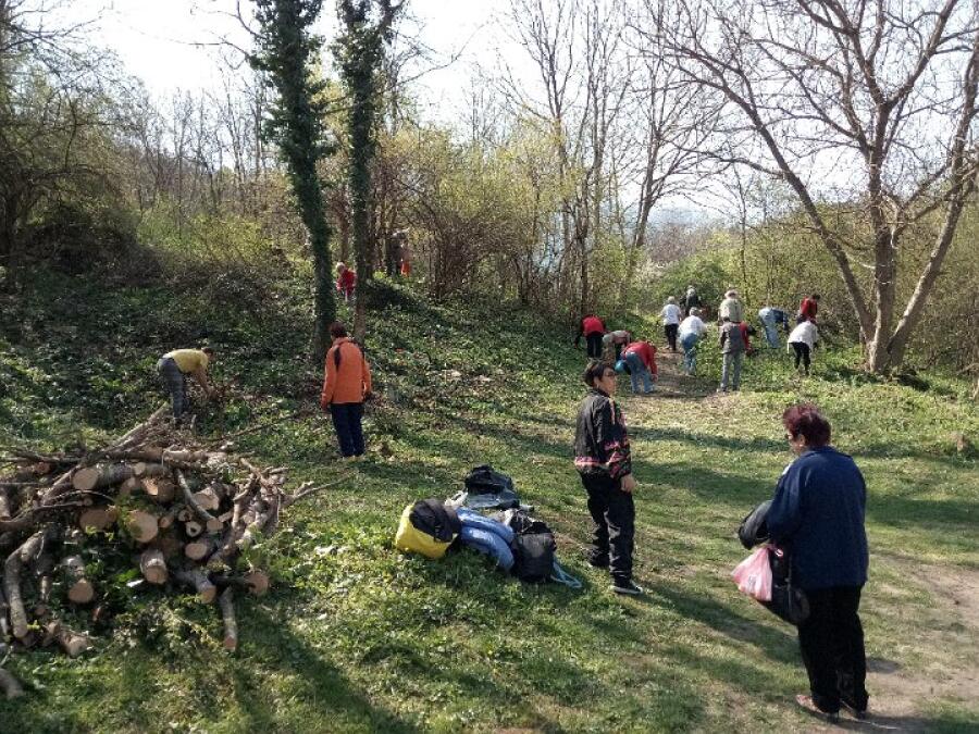 Пролетна зелена мисия на туристите ветерани