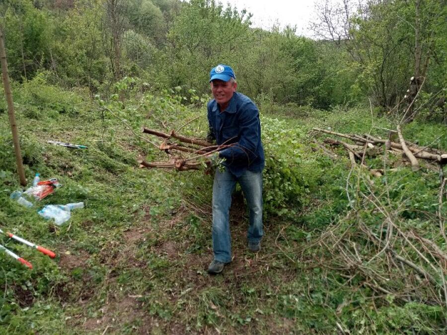 Доброволци от клуба по пешеходен туризъм се включиха в почистването на новия кът за отдих в местността Ксилифор
