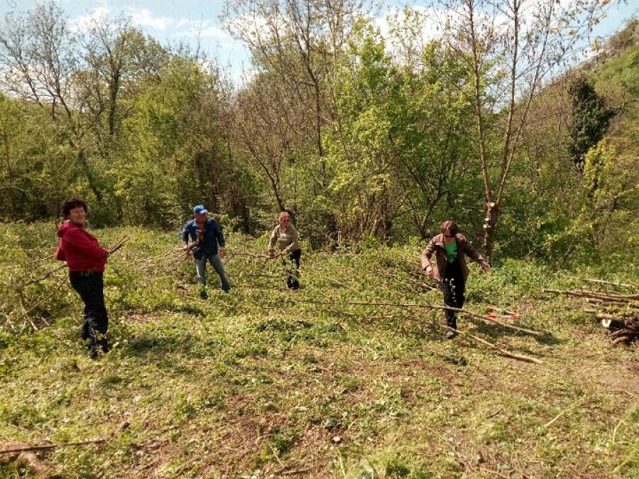 Доброволци от клуба по пешеходен туризъм се включиха в почистването на новия кът за отдих в местността Ксилифор