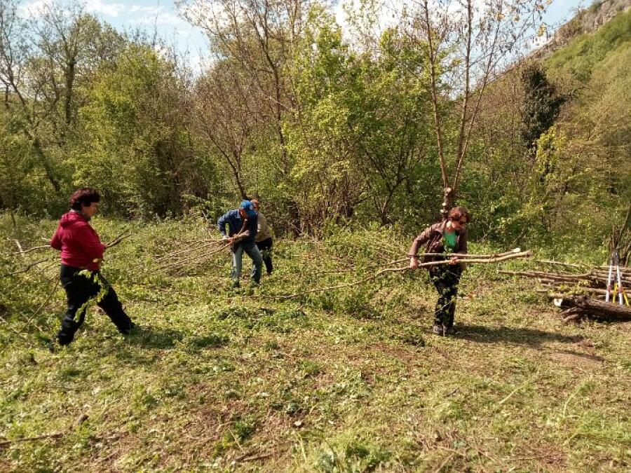 Доброволци от клуба по пешеходен туризъм се включиха в почистването на новия кът за отдих в местността Ксилифор