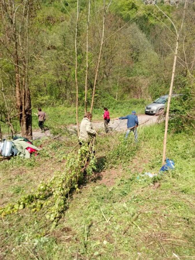 Доброволци от клуба по пешеходен туризъм се включиха в почистването на новия кът за отдих в местността Ксилифор