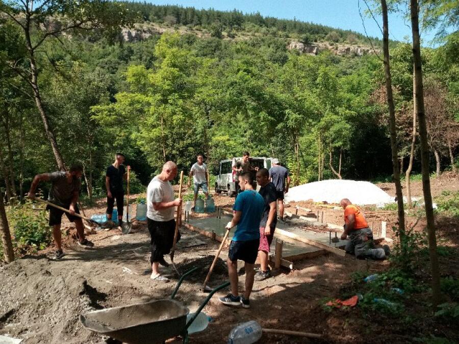 С доброволен труд се изгражда нов кът за отдих