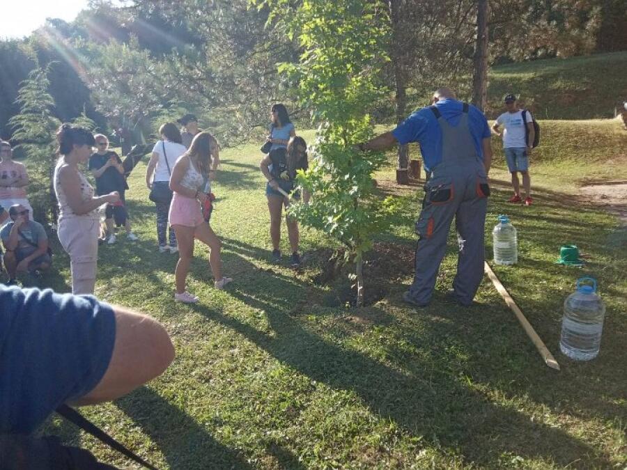 Ученици засаждаха дръвчета в парк Ксилифор по национален проект „Бъдещето на планетата“