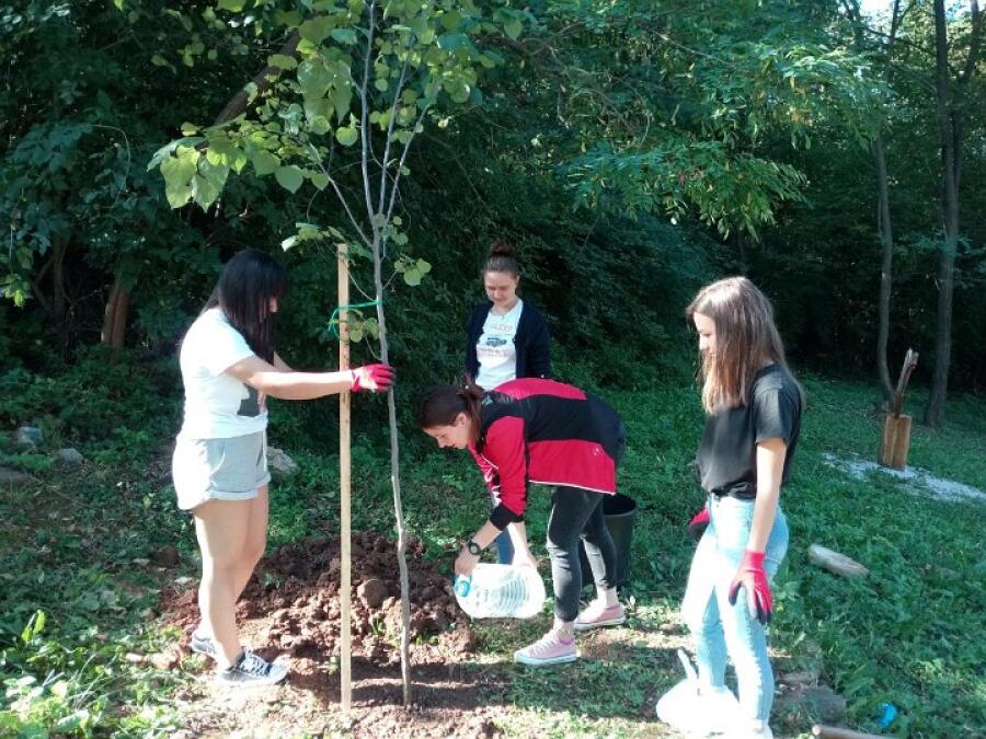 Ученици засаждаха дръвчета в парк Ксилифор по национален проект „Бъдещето на планетата“