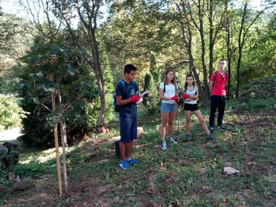 Ученици засаждаха дръвчета в парк Ксилифор по национален проект „Бъдещето на планетата“