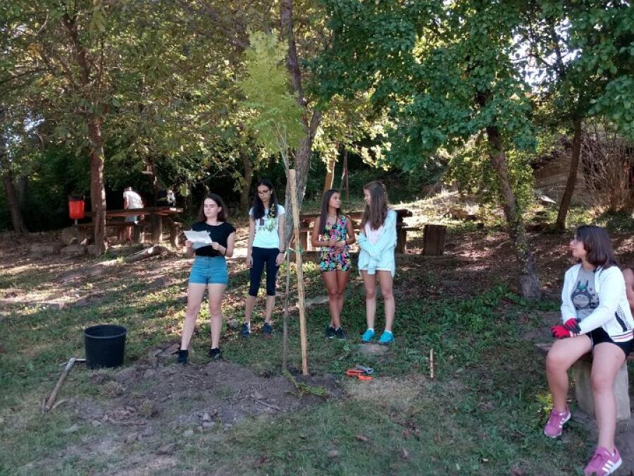Ученици засаждаха дръвчета в парк Ксилифор по национален проект „Бъдещето на планетата“
