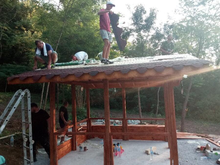С доброволен труд бяха завършени новите кътове за отдих! Заповядайте!