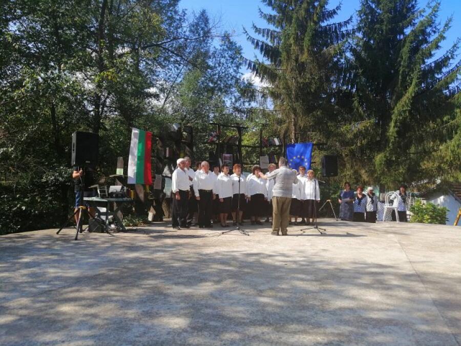 Клубът на туристите ветерани почетоха на 6 септември 134-годишнина от Съединението на Княжество България и Източна Румелия и 124-годишнина от изкачването на Черни връх с тържествен празник и концерт на туристически хорове.