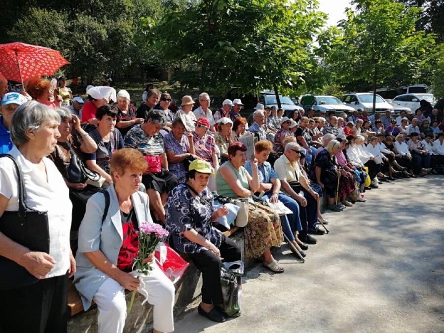Клубът на туристите ветерани почетоха на 6 септември 134-годишнина от Съединението на Княжество България и Източна Румелия и 124-годишнина от изкачването на Черни връх с тържествен празник и концерт на туристически хорове.