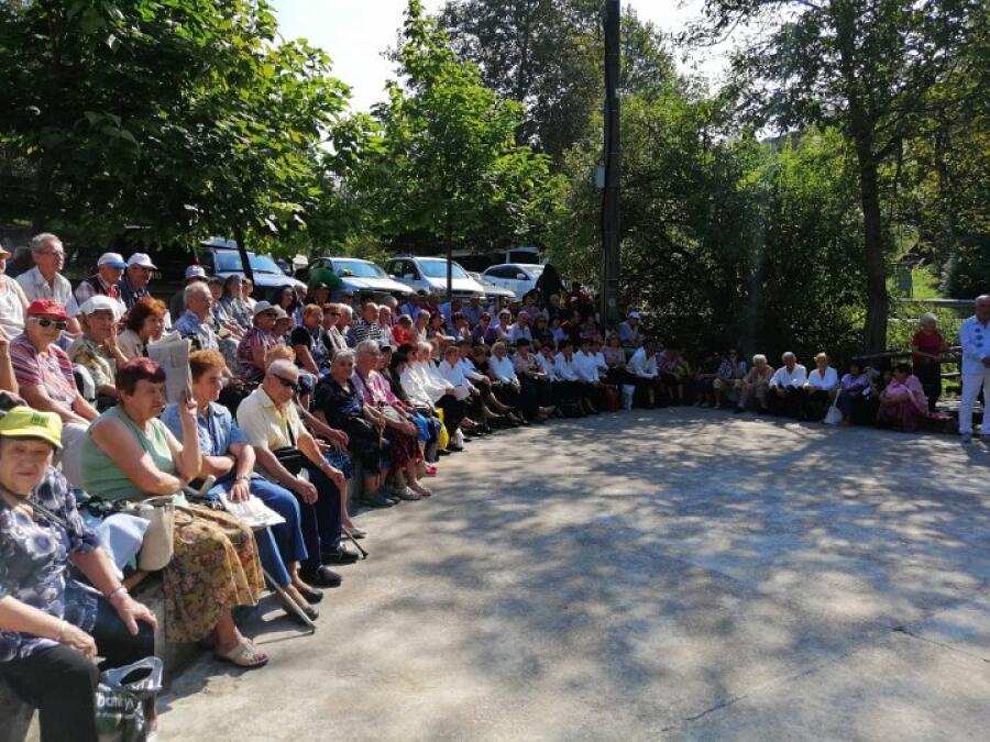 Клубът на туристите ветерани почетоха на 6 септември 134-годишнина от Съединението на Княжество България и Източна Румелия и 124-годишнина от изкачването на Черни връх с тържествен празник и концерт на туристически хорове.