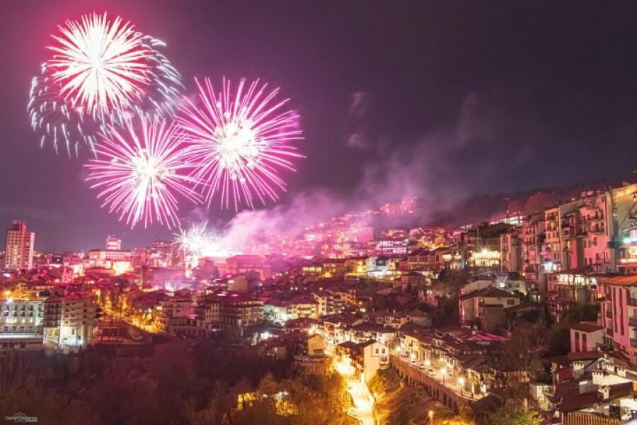 Великотърновският фотоклуб с дарение за инициативата на коледния благотворителен бал