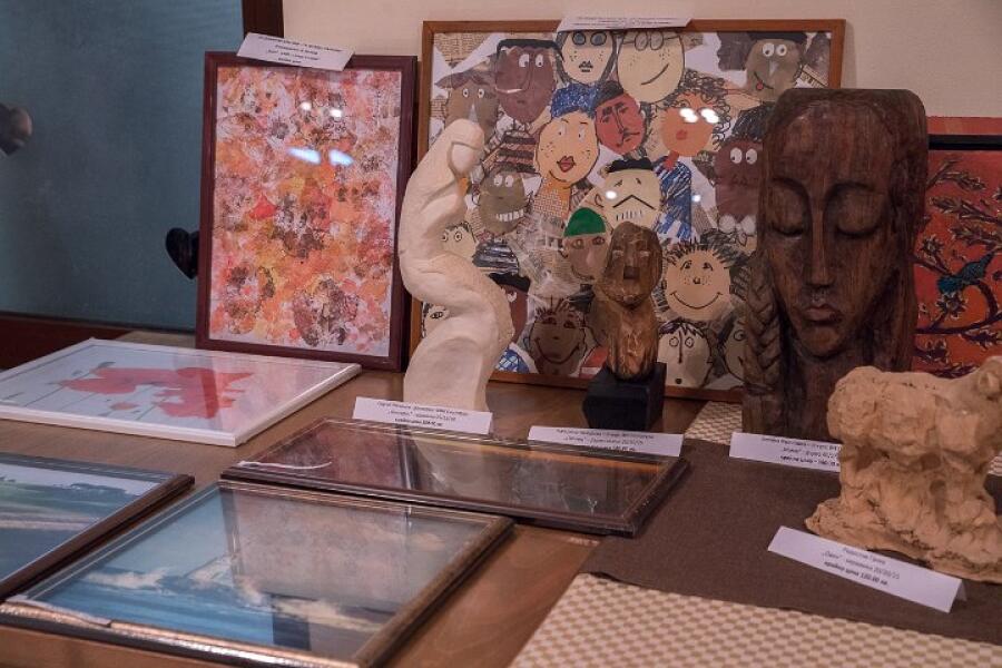 Коледен благотворителен бал