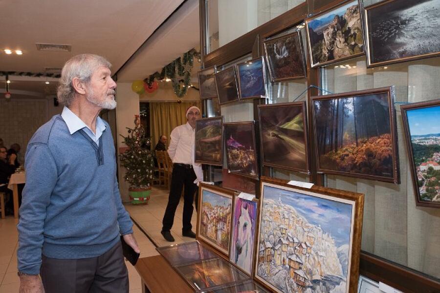 Коледен благотворителен бал
