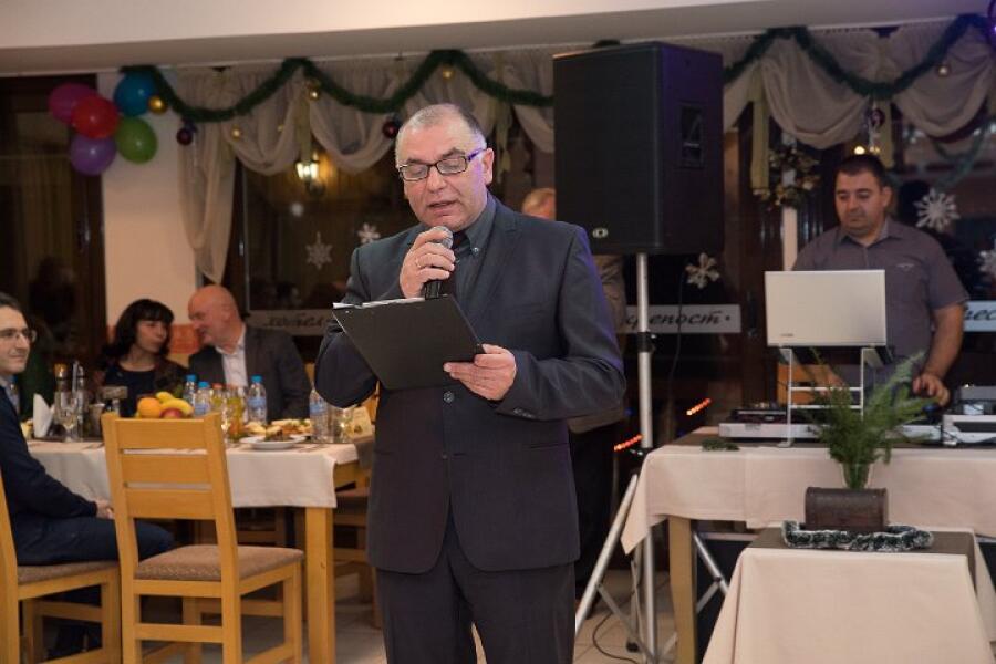 Коледен благотворителен бал