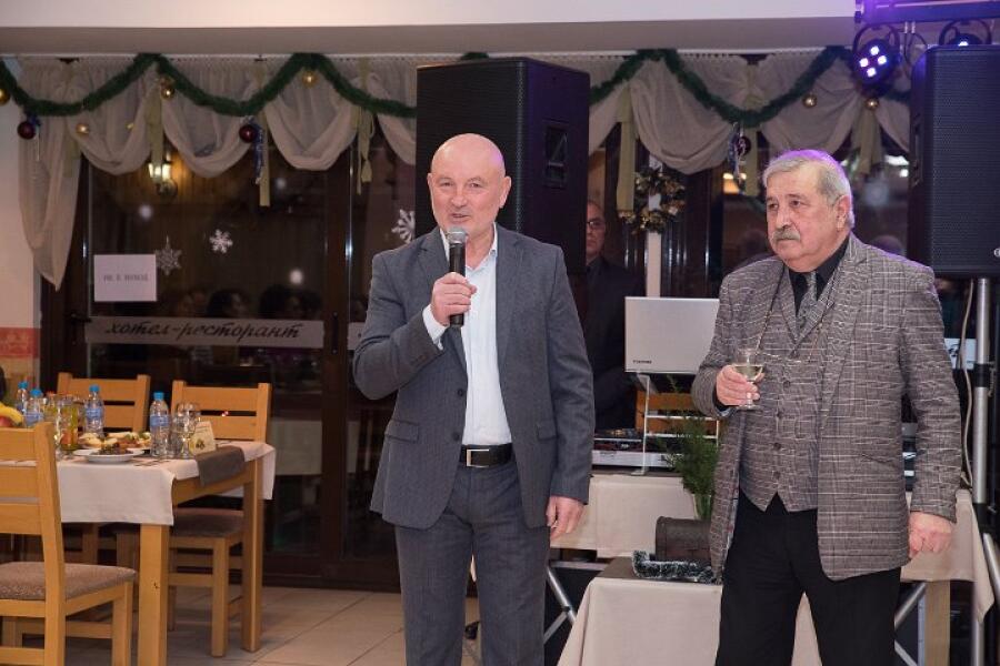 Коледен благотворителен бал