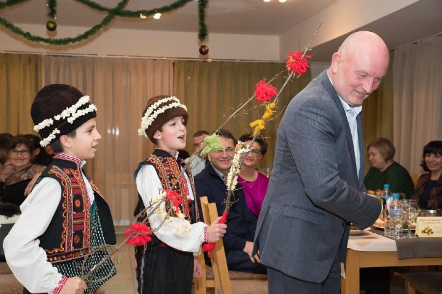 Коледен благотворителен бал