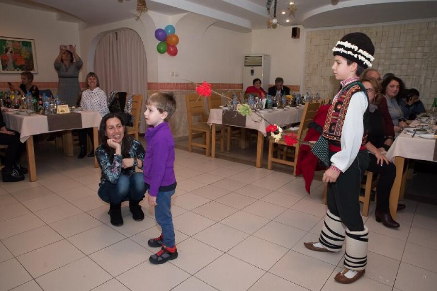 Коледен благотворителен бал