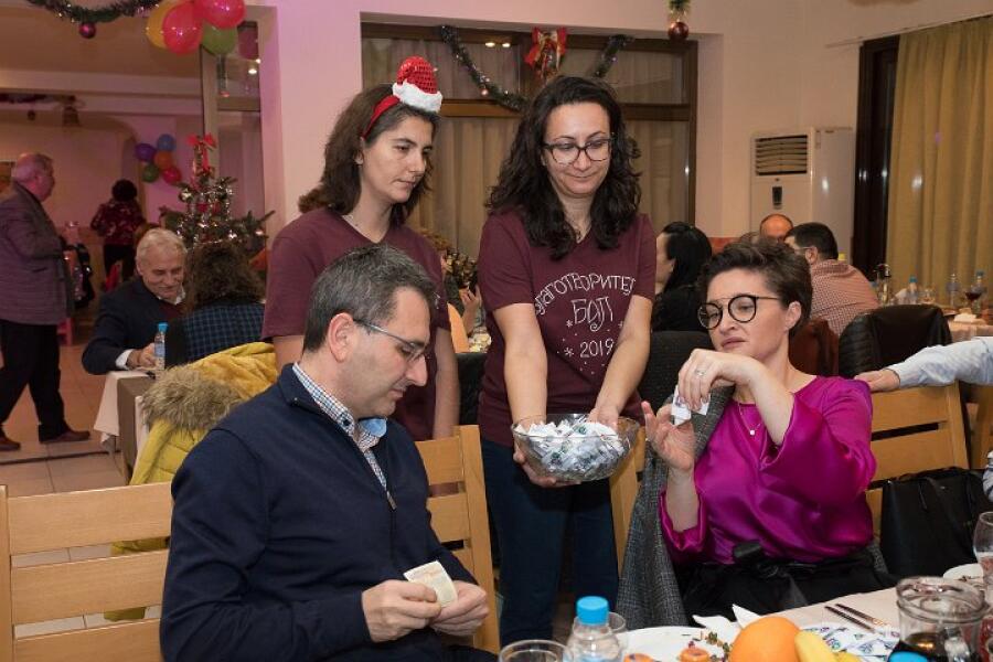 Коледен благотворителен бал