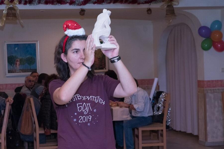 Коледен благотворителен бал