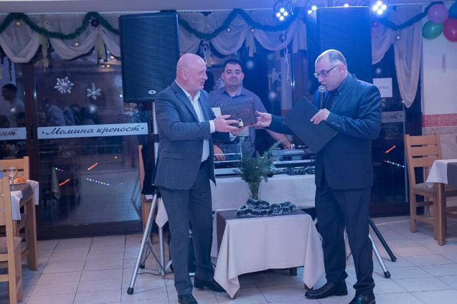 Коледен благотворителен бал