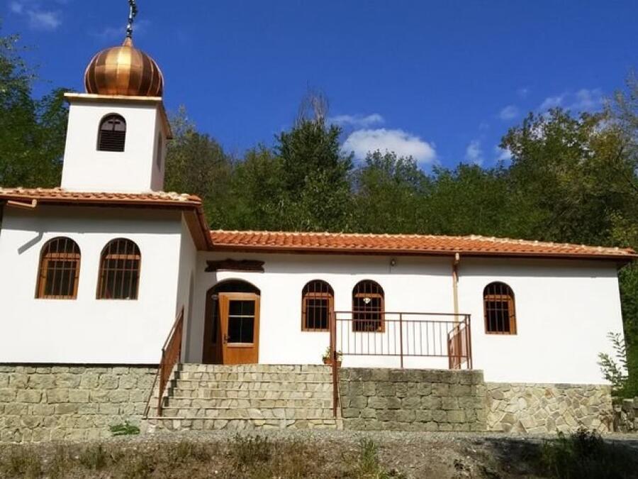Клубът на туристите ветерани на поход за деня на туризма до Чумерна