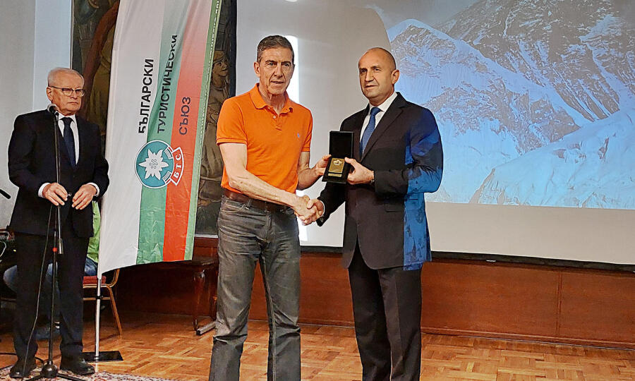 ПРЕЗИДЕНТЪТ РУМЕН РАДЕВ ВРЪЧИ ПОЧЕТЕН ЗНАК НА АЛПИНИСТИ ОТ ЕКСПЕДИЦИЯ „ЕВЕРЕСТ 1984”